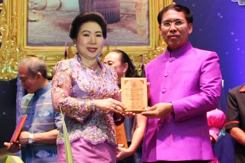 ดร.อรุณี ฉัตรไพฑูรย์ รับรางวัลโล่เชิดชูเกียรติ โครงการส่งเสริมเอกลักษณ์ “การแต่งกายด้วยผ้าไทย เทิดไท้ราชินี”