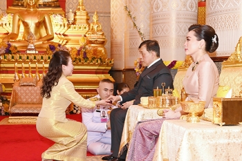 รับพระราชทานของที่ระลึก