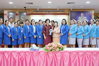 มอบพวงมาลับผ้าคลุมไหล่ มอบพวงมาลับผ้าคลุมไหล่