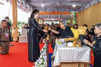 เข้าเฝ้าฯ ทูลเกล้าฯ ถวายเงินและรับพระราชทานเข็มที่ระลึกจากสมเด็จพระกนิษฐาธิราชเจ้า กรมสมเด็จพระเทพรัตนราชสุดาฯ สยามบรมราชกุมารี